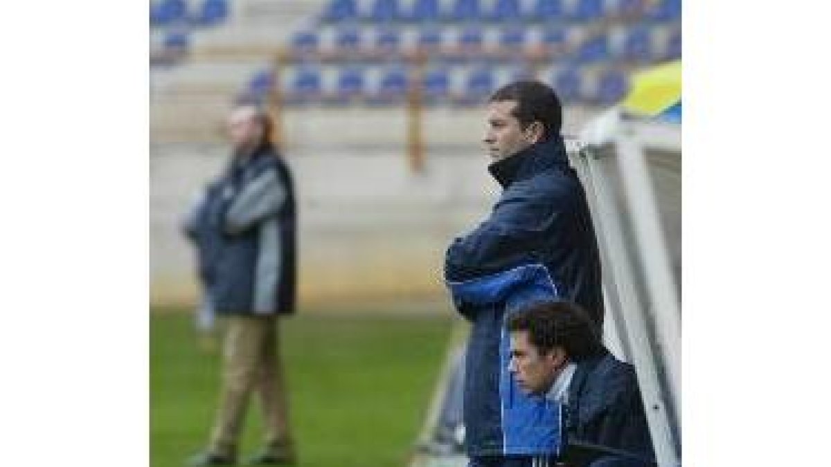 El técnico capitalino sigue el partido con gesto de concentración
