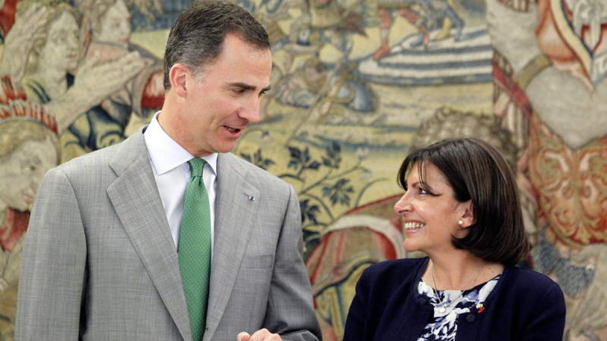 El rey conversa con la alcaldesa de París, Anne Hidalgo, a quien recibió en audiencia.