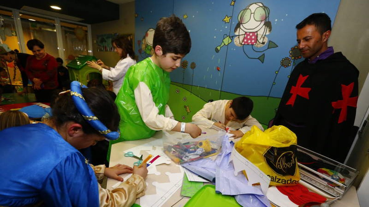 Niños y niñas ingresados en el Hospital de León participan en los talleres medievales