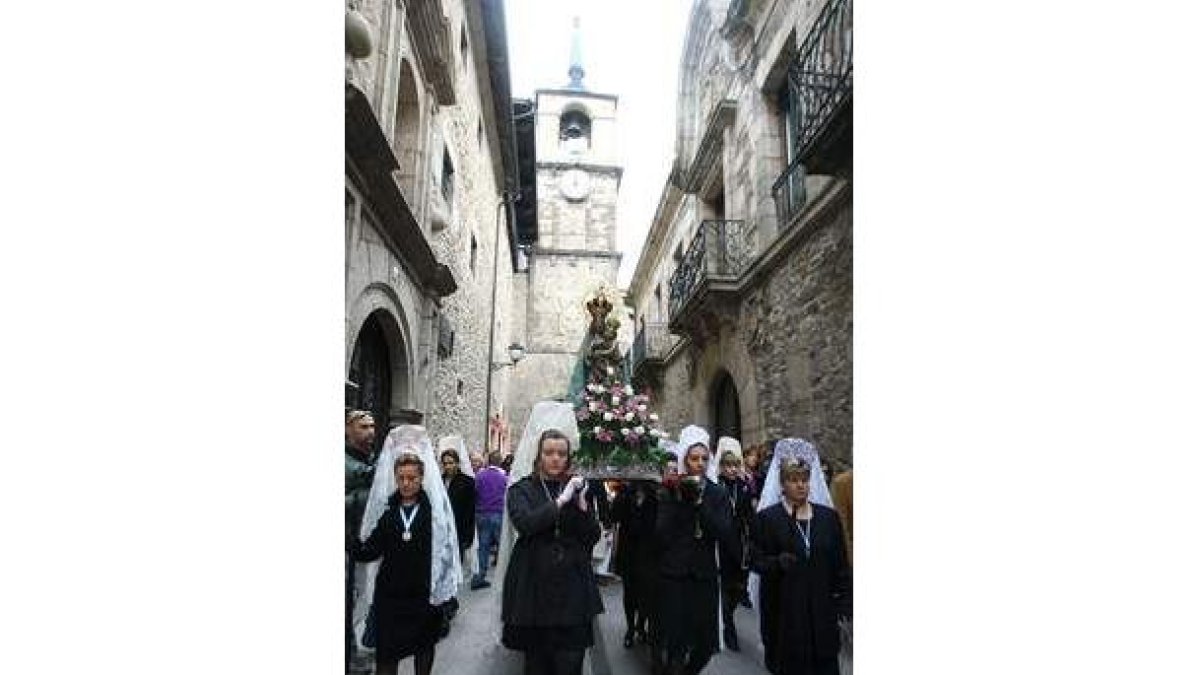 Un grupo de mujeres con mantilla blanca portó la imagen de la Morenica