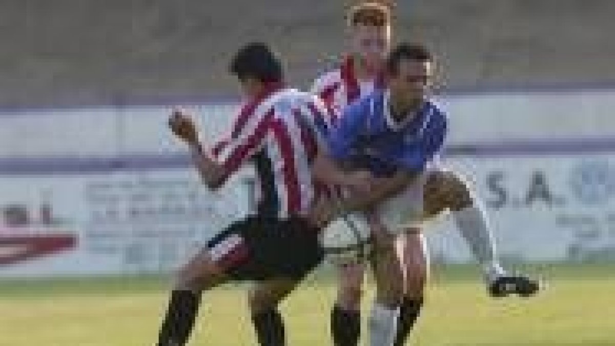 El empeño de los dos equipos quedó patente en acciones como la que muestra la imagen