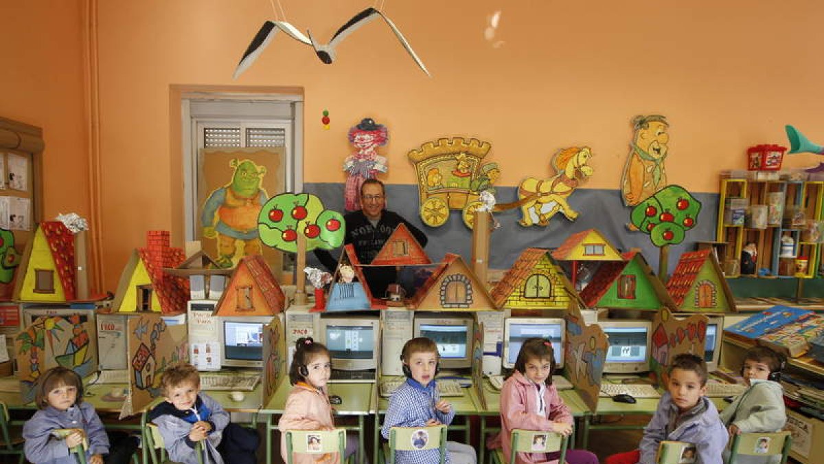 El profesor y los alumnos de la escuela de Villasinta, delante de sus ordenadores reciclados del Punto Limpio.