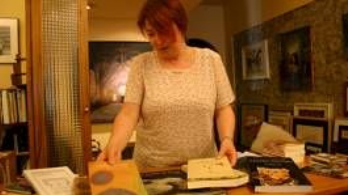 Marioly López, de librería Siena, presenta algunos de los libros bercianos más solicitados