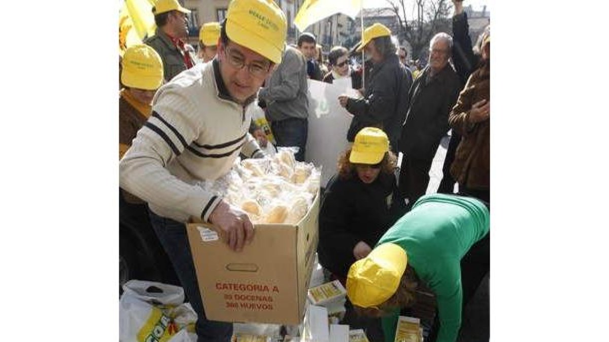 Cientos de personas guardaron turno en Botines para hacerse con pan y leche en la protesta de Ucale