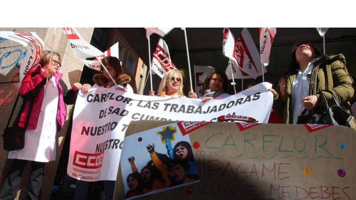 Concentración de trabajadoras ante la sede de Carflor en el mediodía de ayer. A. F. B.