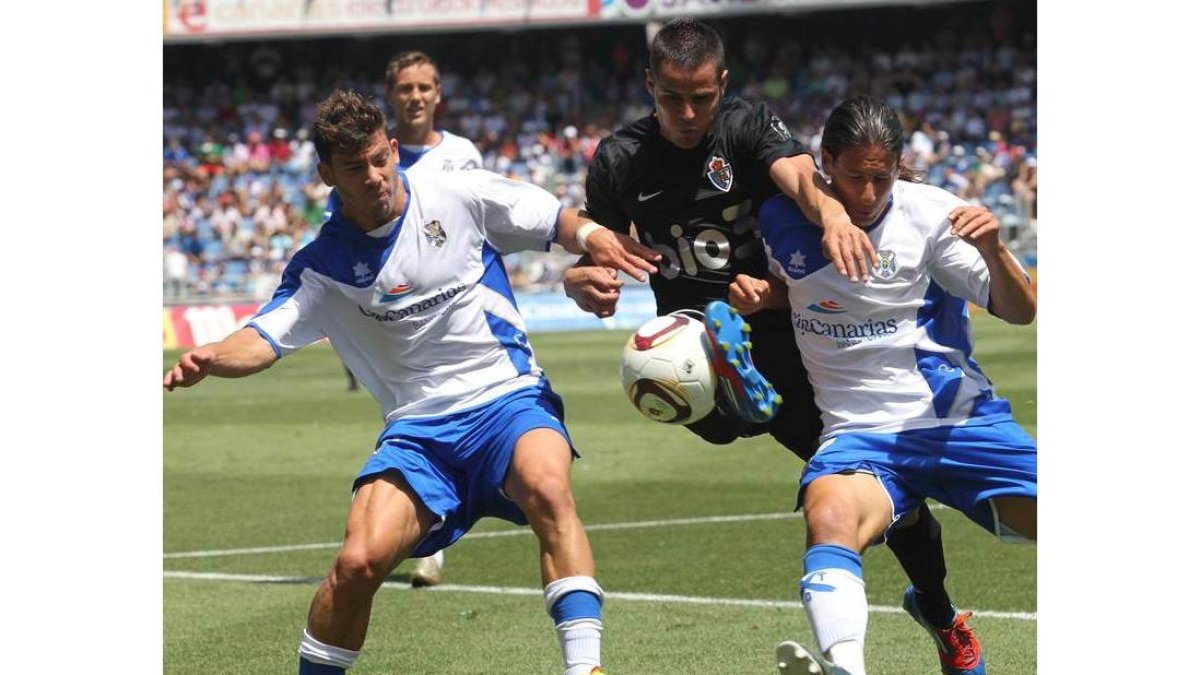 El tinerfeño y deportivista Acorán, durante el duelo del ascenso berciano a Segunda División A.