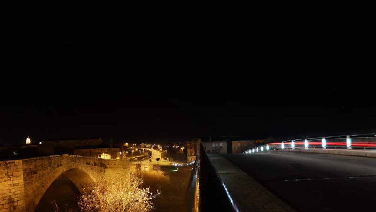 La glorieta del Cine, el puente romano de Puente Boeza, las estatuas en homenaje al músico y maestro Esteban de la Puente y al principal benefactor de la ciudad, Miguel Fustegueras Valdés; los versos en bronce de General Vives, la glorieta de la Pizarra y