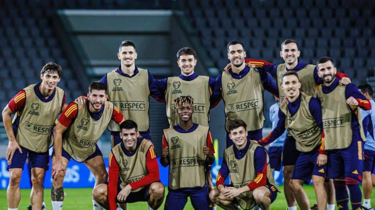 Varios de los internacionales posan antes del entrenamiento de la selección española. SEFUTBOL