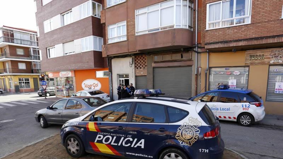Coches de la Policía Nacional en las inmediaciones del domicilio de la víctima.