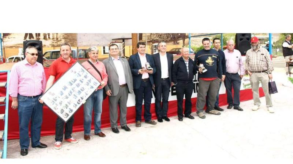 Pablo Lago, Nicanor Sen, Eduardo Gordaliza y Miguel Angel González entregaron detalles a quienes trabajan por mantener viva la historia del ferrocarril.