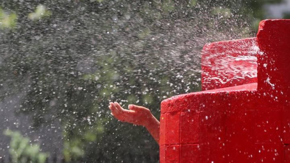 Un niño juega en una atracción con agua.