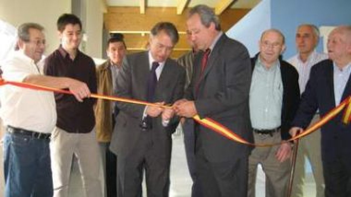 Un momento del corte inaugural de la cinta durante la apertura de la casa de cultura.