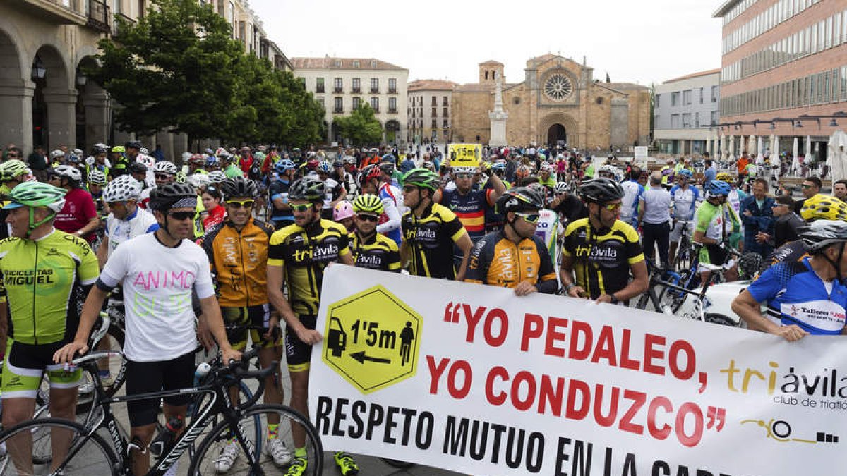 Un momento de la concentración ciclista para pedir más respeto a los conductores. RAÚL SANCHIDRIÁN