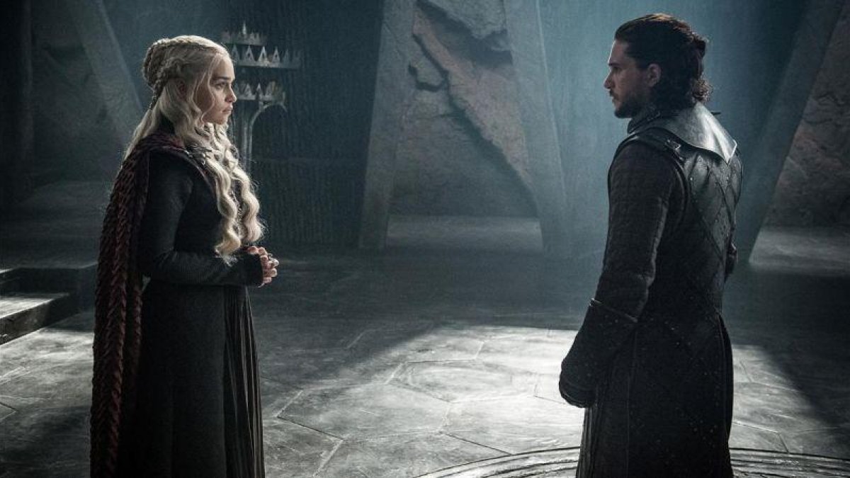 Los actores Emilia Clarke (como Daenerys Targaryen) y Kit Harington (Jon Snow), en la serie de la cadena HBO Juego de tronos.