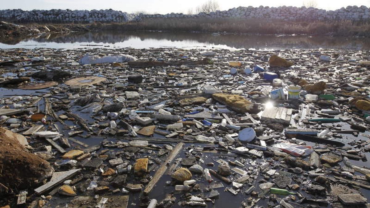 Imagen de la finca El Busto, en donde se acumulan 361.000 toneladas de basura en balas rodeadas de residuos sin controlar.
