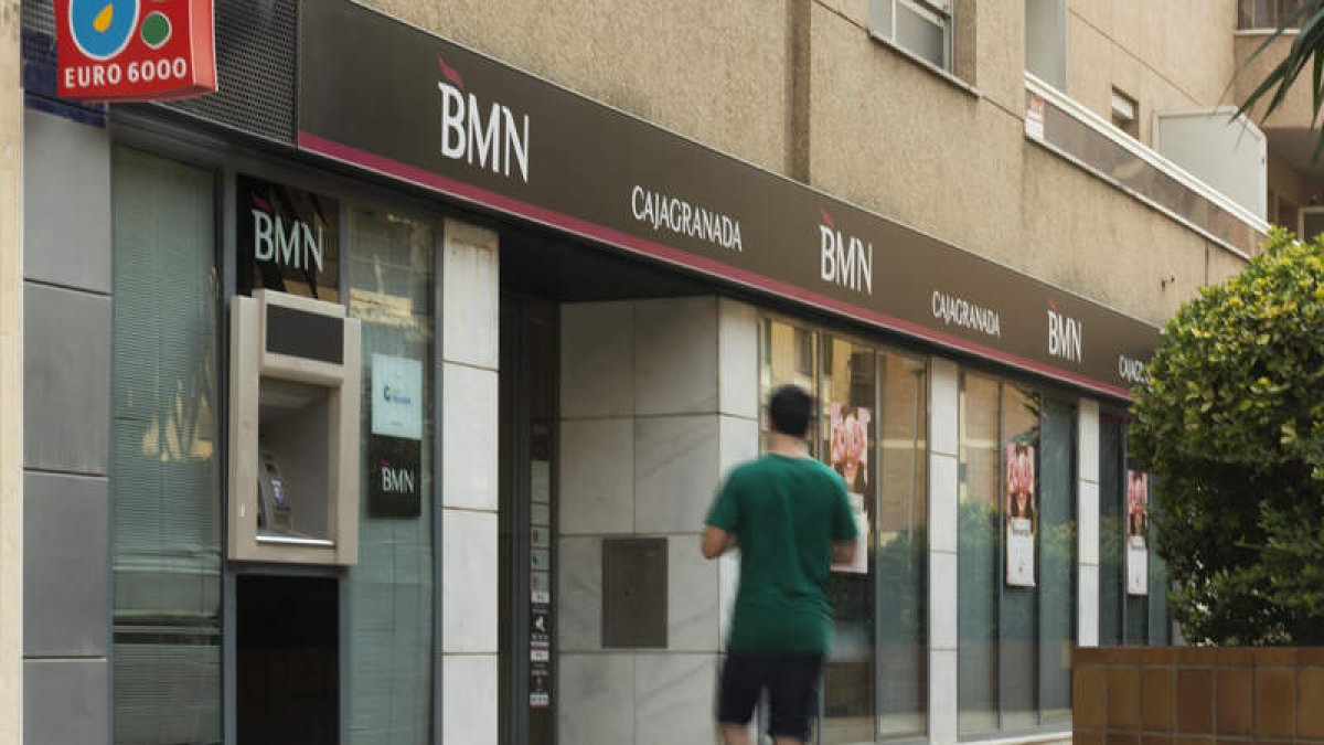 Exteriores de una entidad bancaria. RAÚL CARO