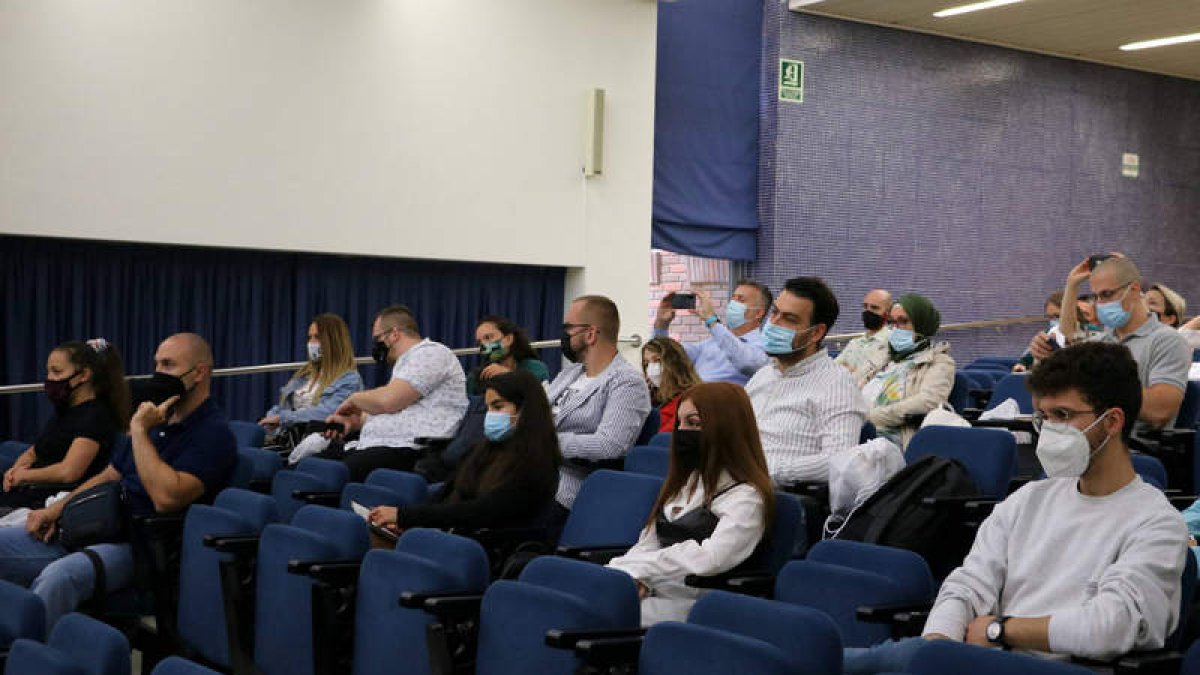 Profesores y personal de universidades de otros países en la Facultad de Biológicas . DL