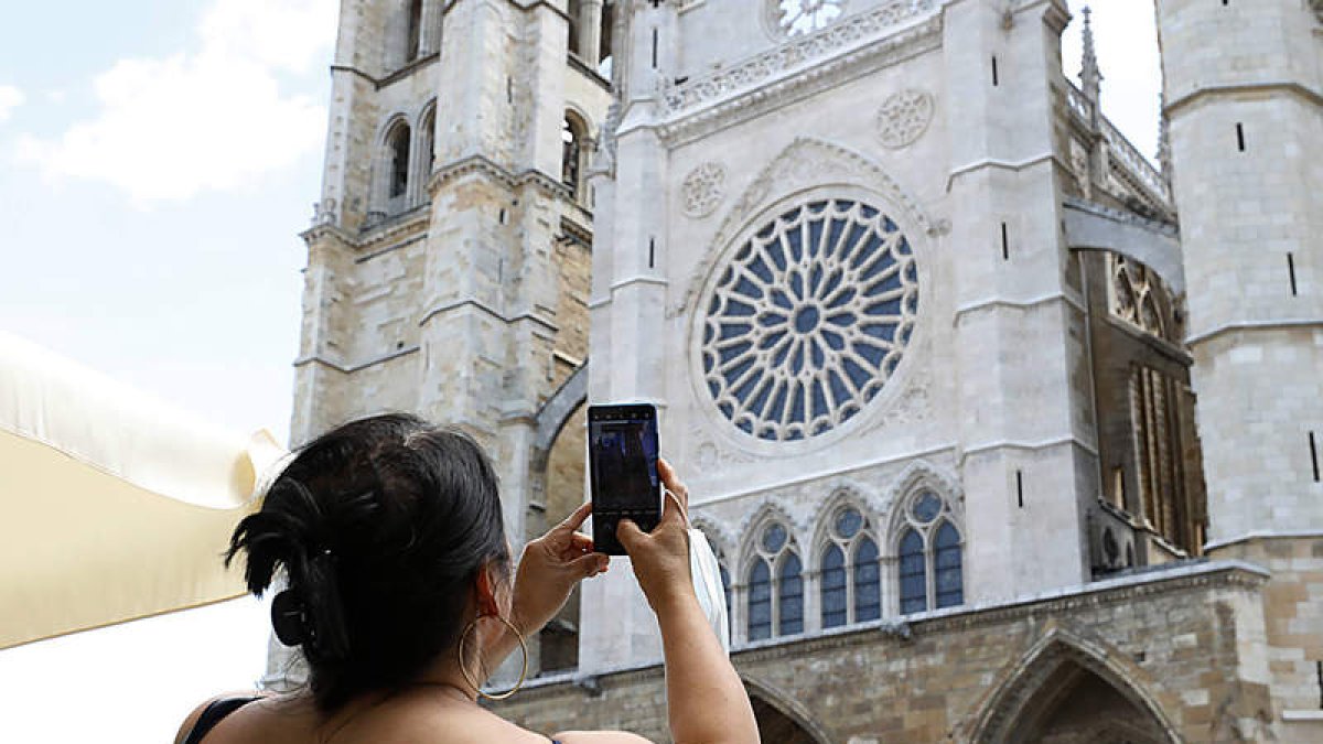 Una turista ante la Catedral. RAMIRO