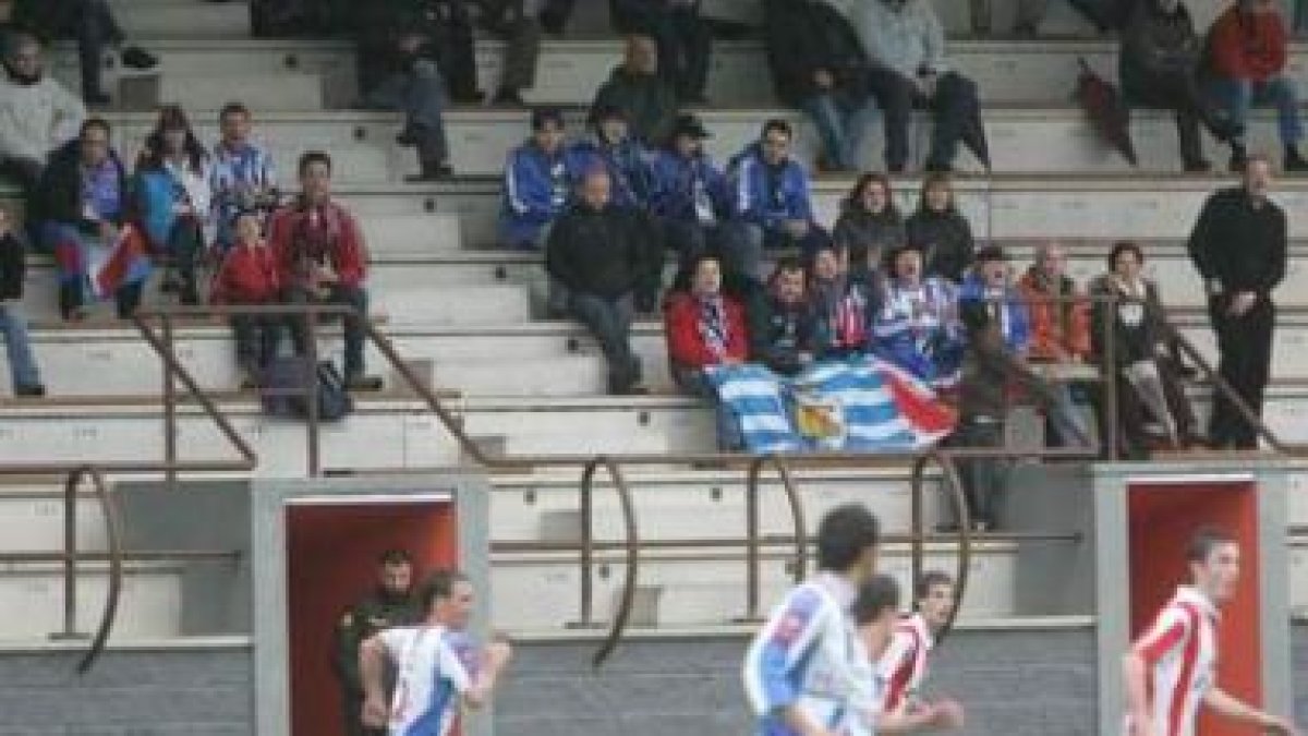 La Deportiva sigue sumando derrotas ante equipos filiales. En la foto, Jonatan Valle cae al suelo en