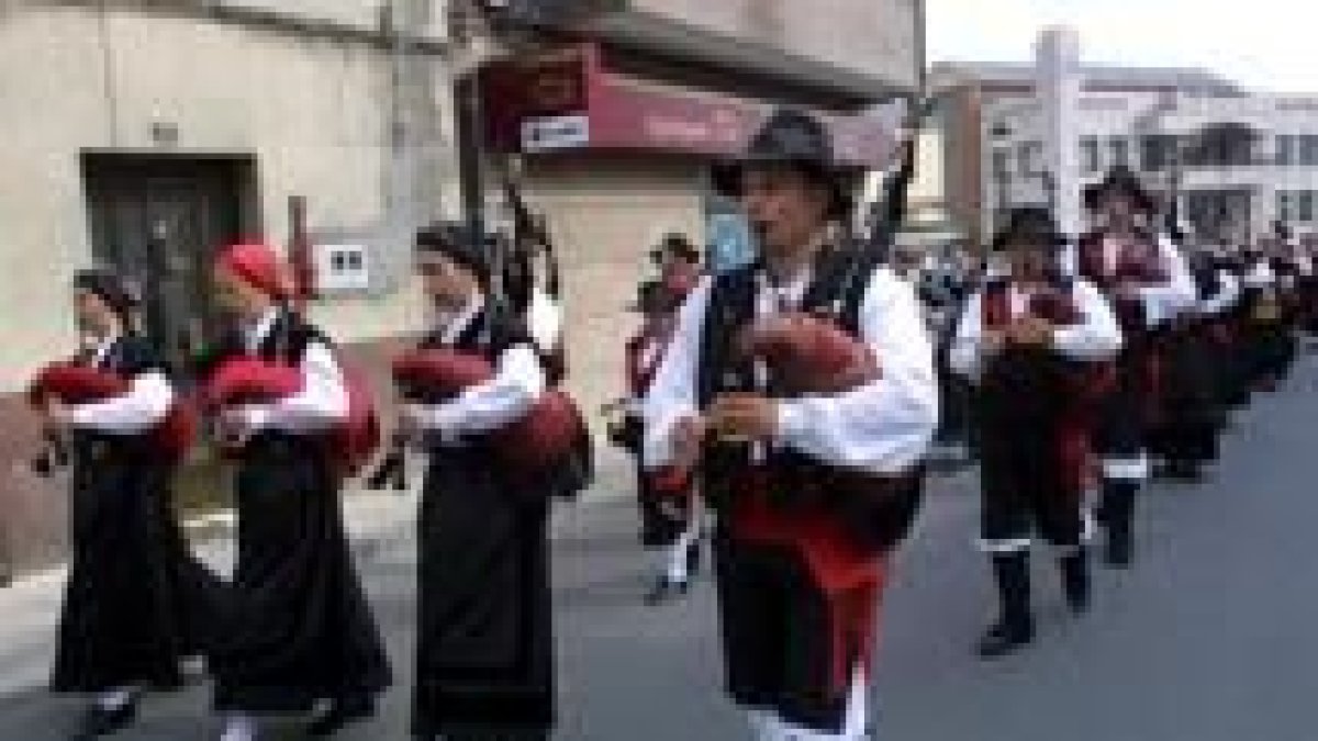 Grupos musicales de regiones colindantes al Bierzo se dieron cita en el festival