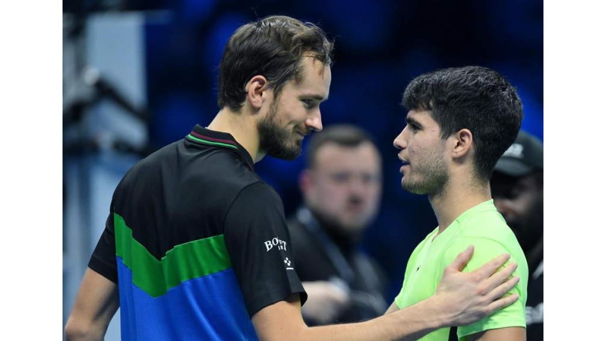Medvedev felicita a Carlos Alcaraz, que pasa a semifinales. A. D. M.