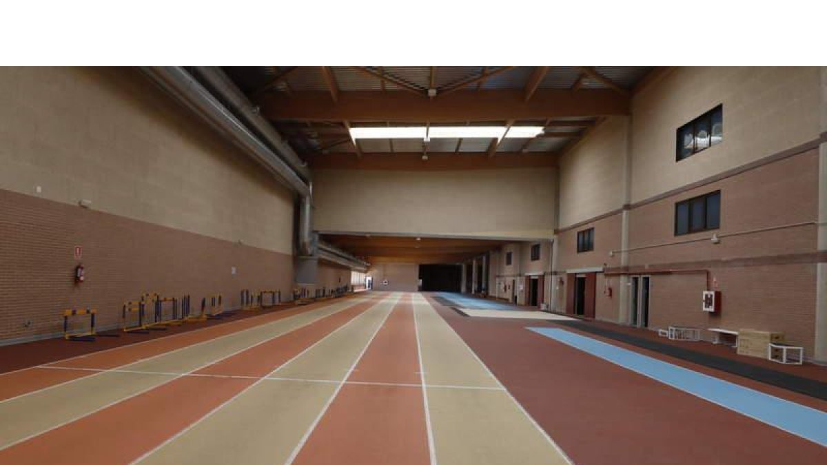 La pista cubierta de atletismo del CAR de León antes de la obra de modernización. MARCIANO PÉREZ