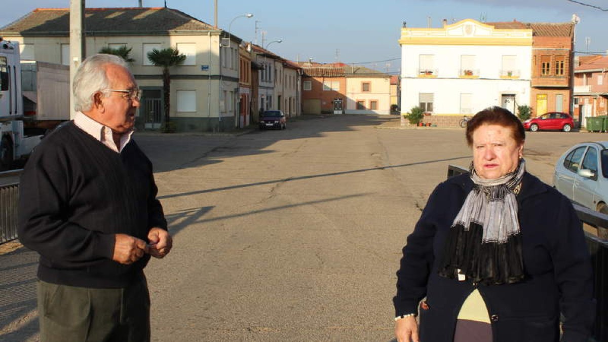 El alcalde habla con una vecina en el puente, uno de los pocos sitios donde hay cobertura móvil