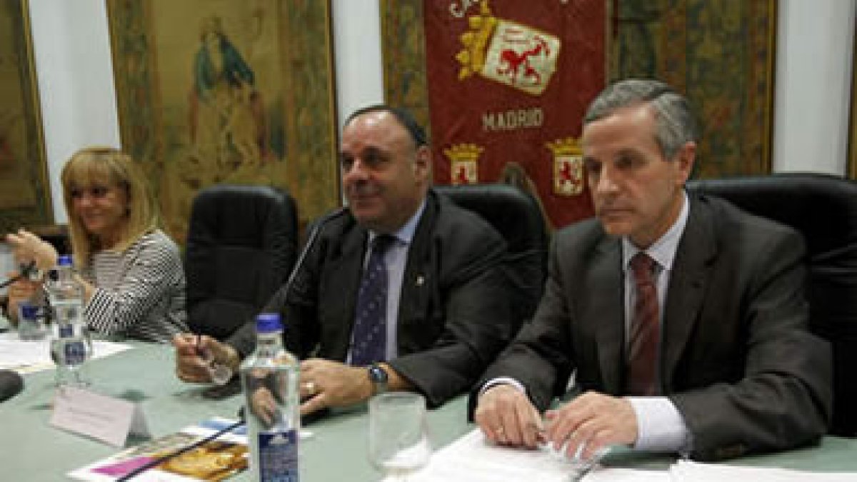 Isabel Carrasco, Rafael Álvarez y Emilio Gutiérrez en la Casa de León en Madrid.
