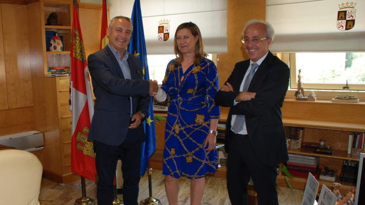 El alcalde de Palacios del Sil, Fernando Fernández, con la consejera de Hacienda, Pilar del Olmo.