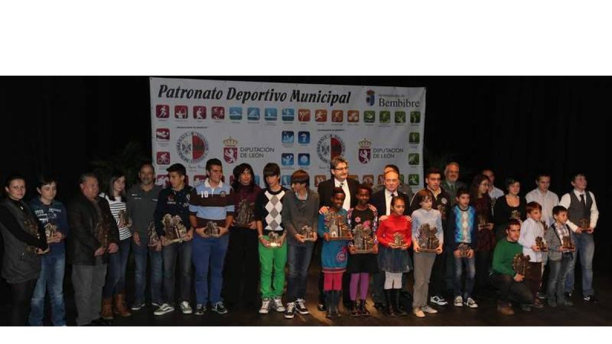 Premiados, autoridades y el mantenedor compusieron el cuadro de honor de la edición del 2013.