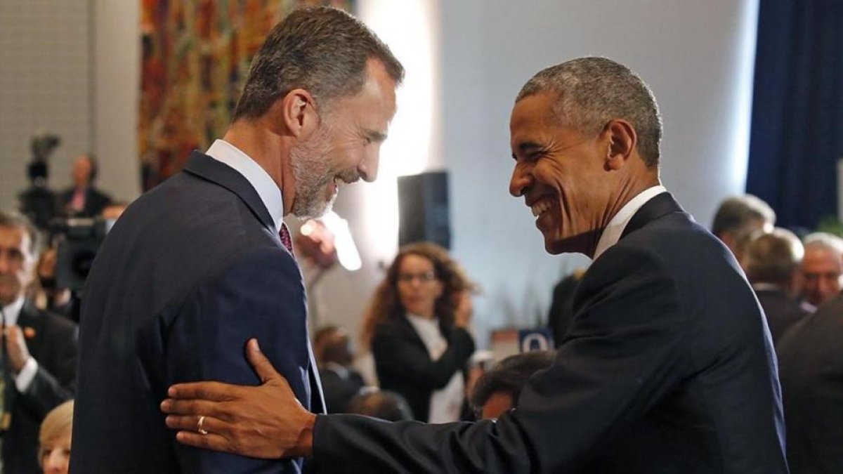 El Rey saluda al presidente de EEUU, Barack Obama, este martes.