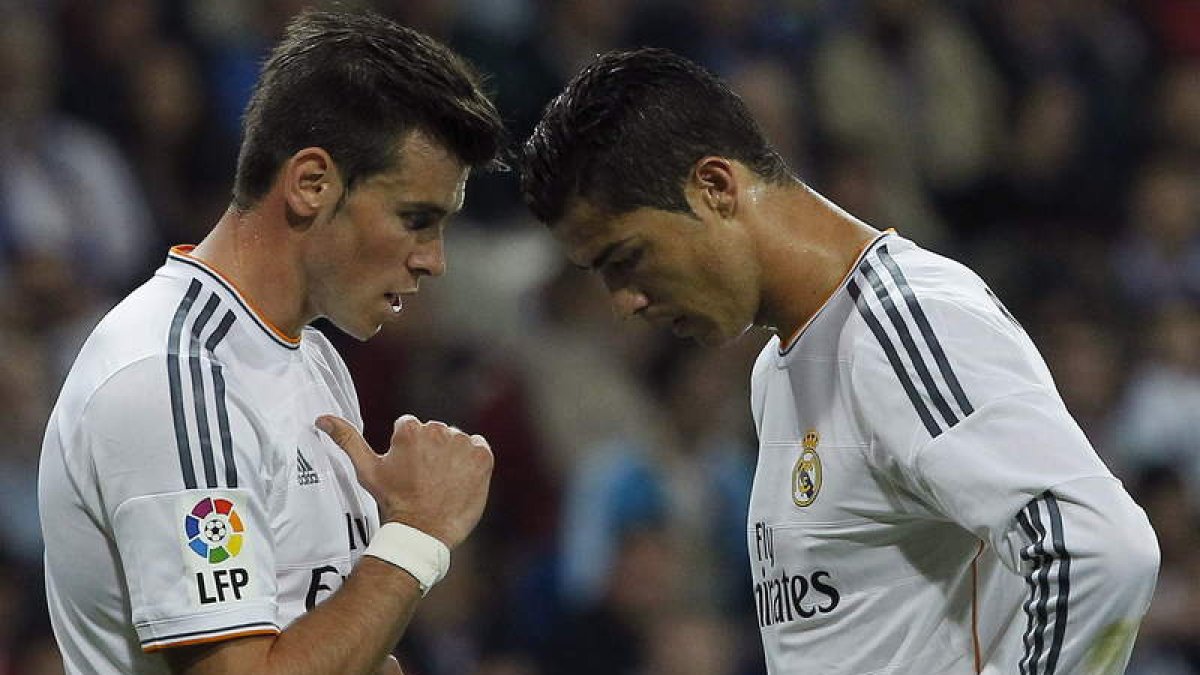 Bale conversa con Cristiano antes de afrontar el partido frente al Sevilla.