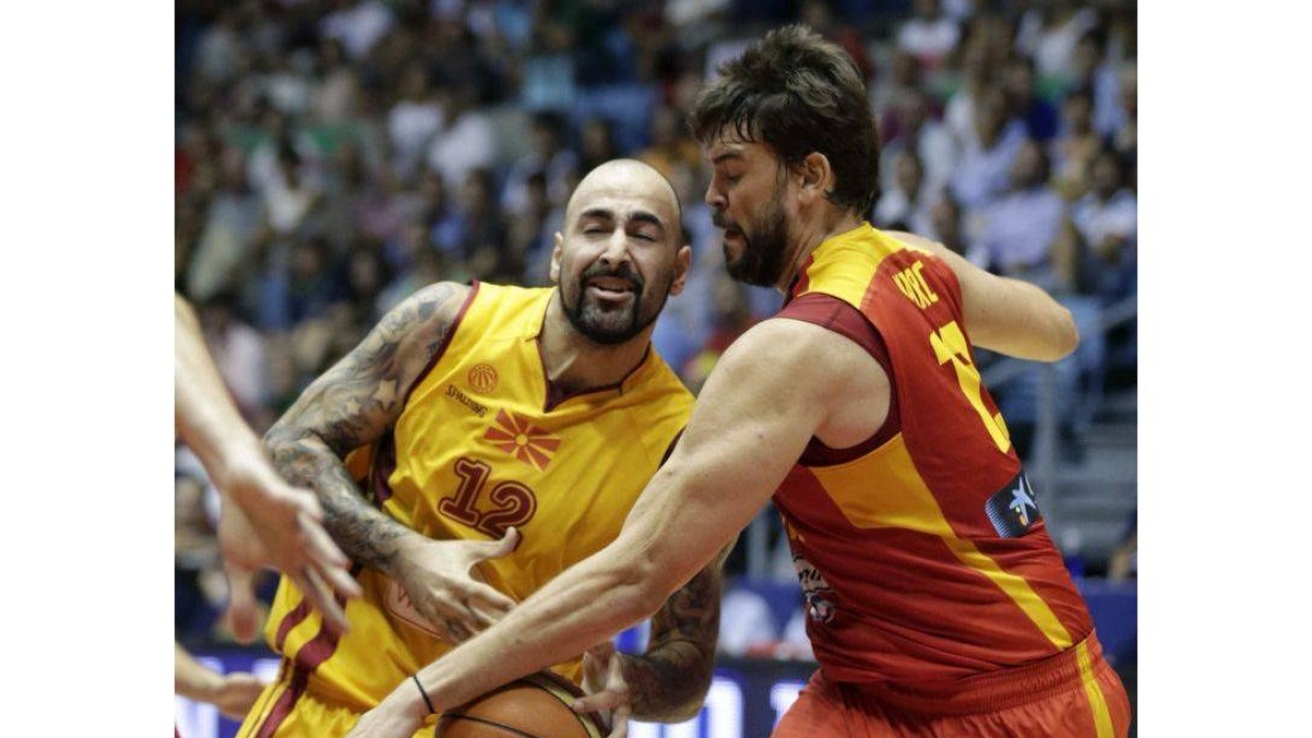 Marc Gasol trata de frenar a Pero Antic en Santiago.