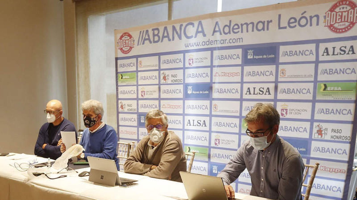 Parte de la directiva del Ademar, durante la rueda de prensa donde explicaron su postura sobre el tema de los despidos. JESÚS F. SALVADORES