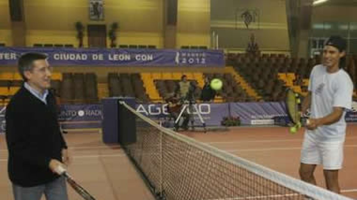 Fernández se hace una foto con Nadal en la pista del Palacio de Deportes. Era el 10-12-2004.