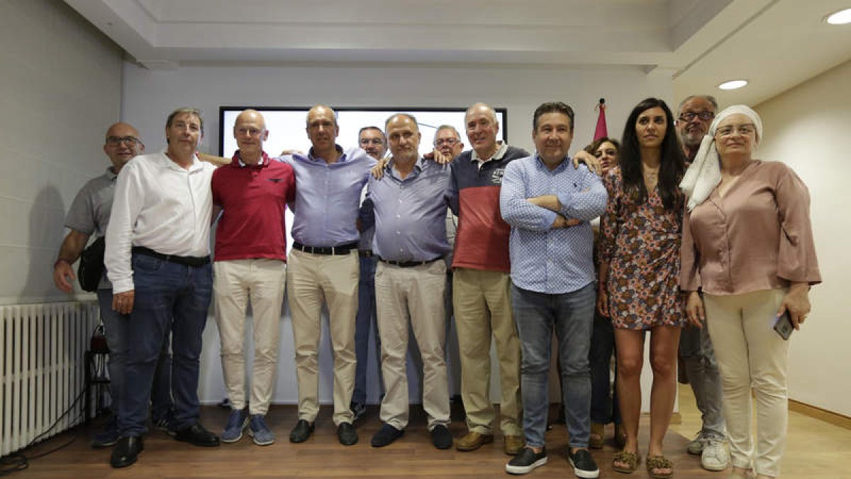 Los leonesistas, en su sede, esperaban más de la jornada electoral. FERNANDO OTERO