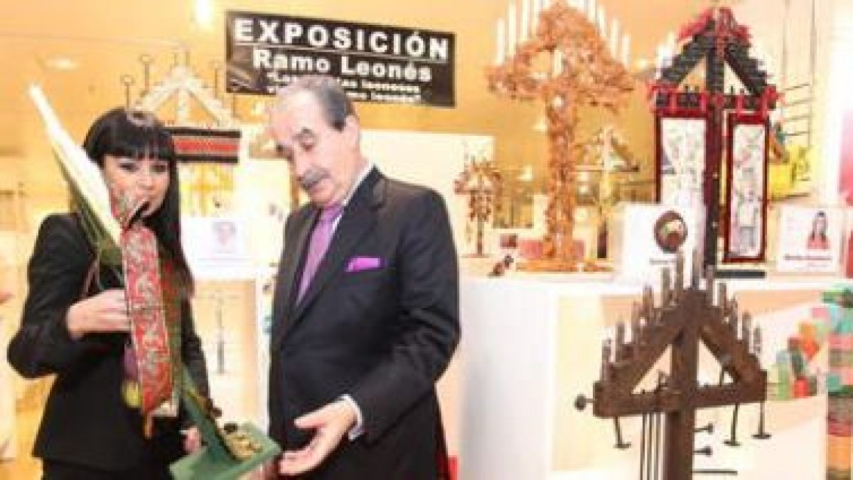 Manuel Orellana observa uno de los ramos leoneses que se exponen en el centro comercial.