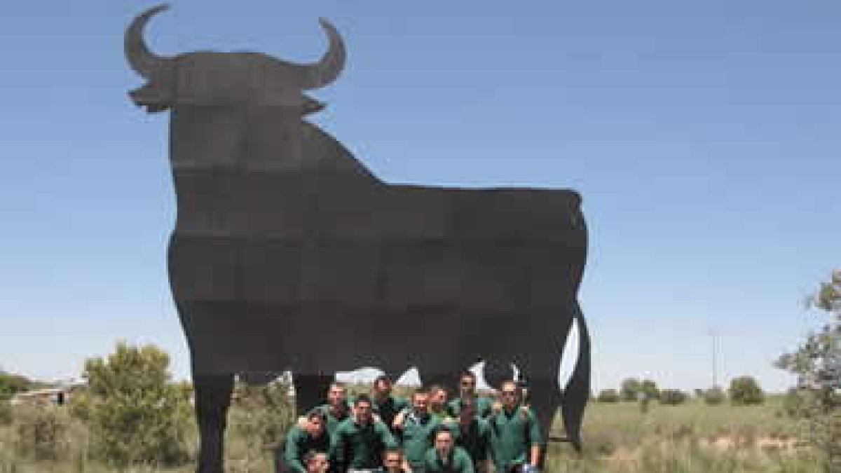 Algunos de los militares del MOE, junto a un toro de Osborne de la carretera N-VI.