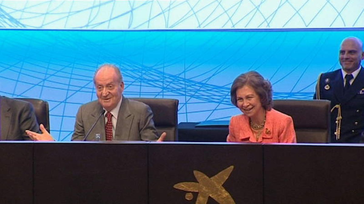 Los reyes de España sonríen tras una anécdota durante la entrega de las becas de la Fundación La Caixa.