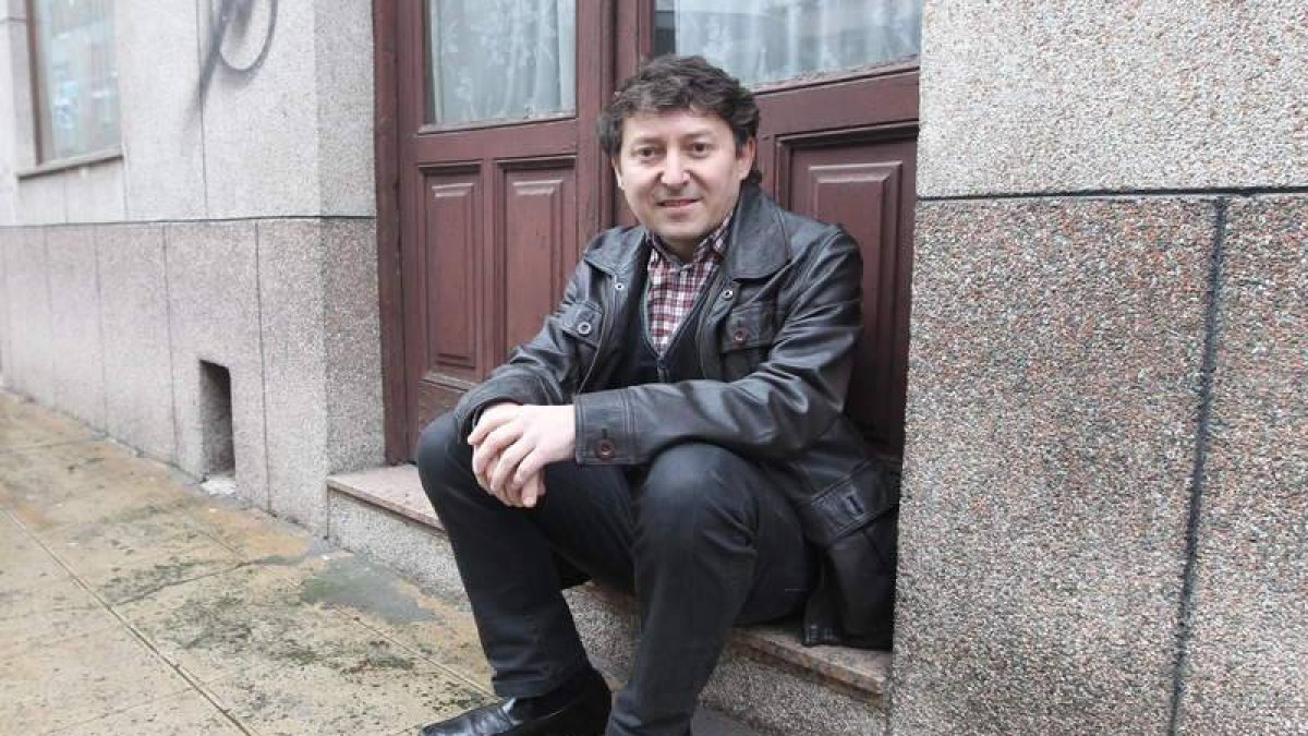 Folgueral, el 7 de marzo, ante la Escuela Santa Catalina, donde su madre le dio clase.
