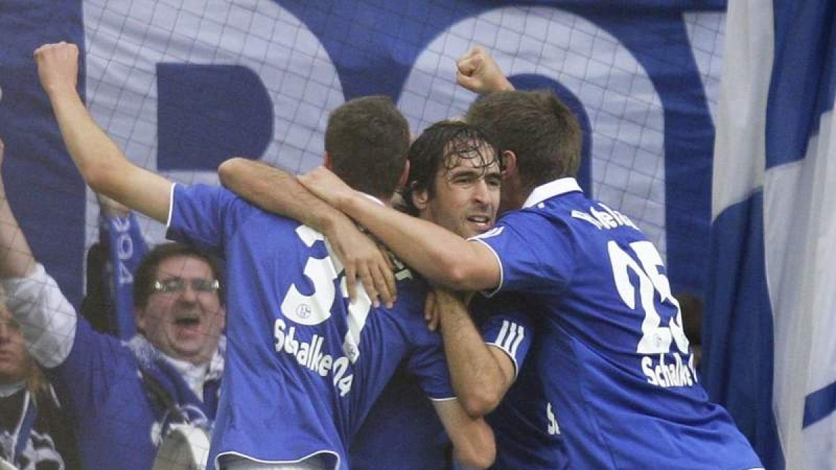 Raúl González celebra con sus compañeros su gol contra el Hoffenheim.