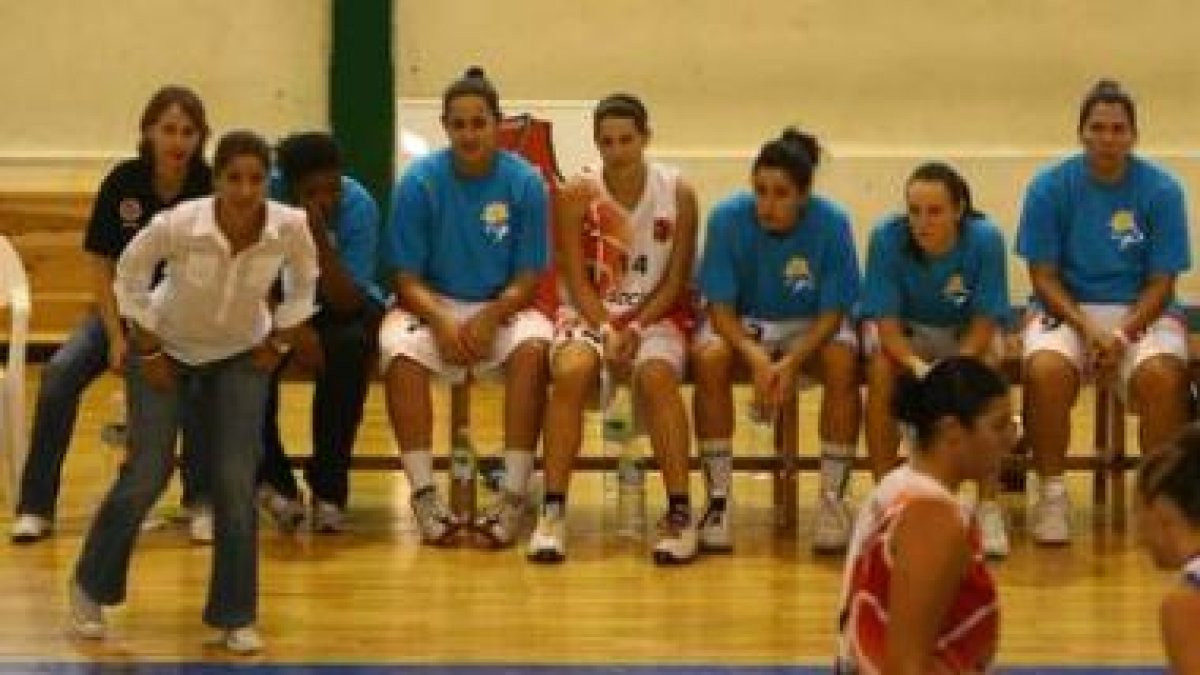Bea Pacheco, en el banquillo de Bembibre.