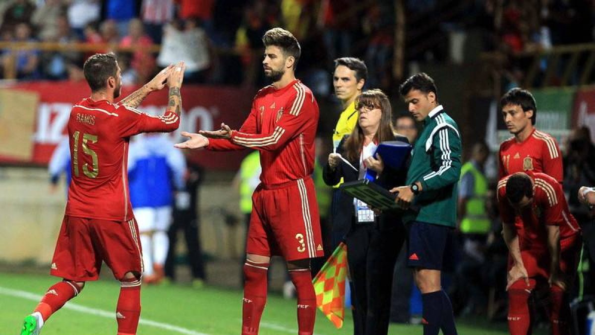 Piqué sustituye a Sergio Ramos (i), durante el partido amistoso ante Costa Rica en el estadio Reino de León