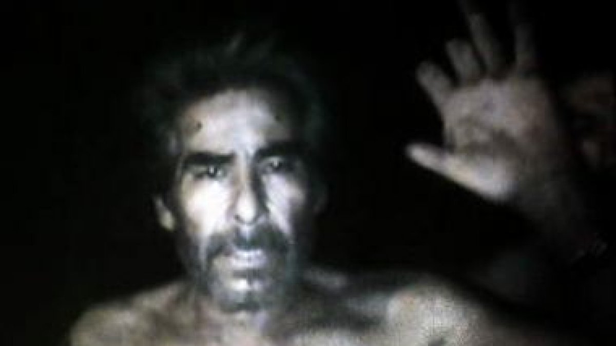 Imagen del minero Mario Gómez saludando a la cámara, lograda por equipos de vídeo.