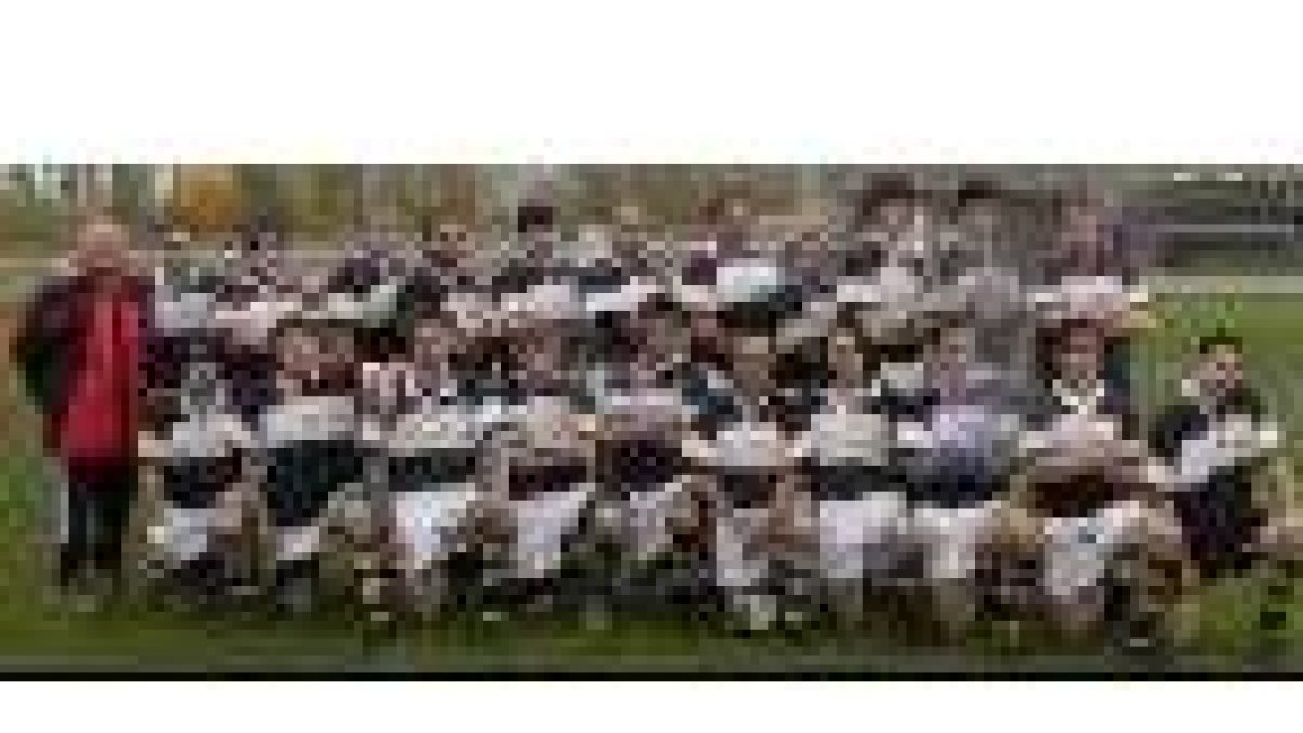 Los miembros del equipo cadete (arriba) y la plantilla sénior (abajo) de los leoneses Pasgon Play