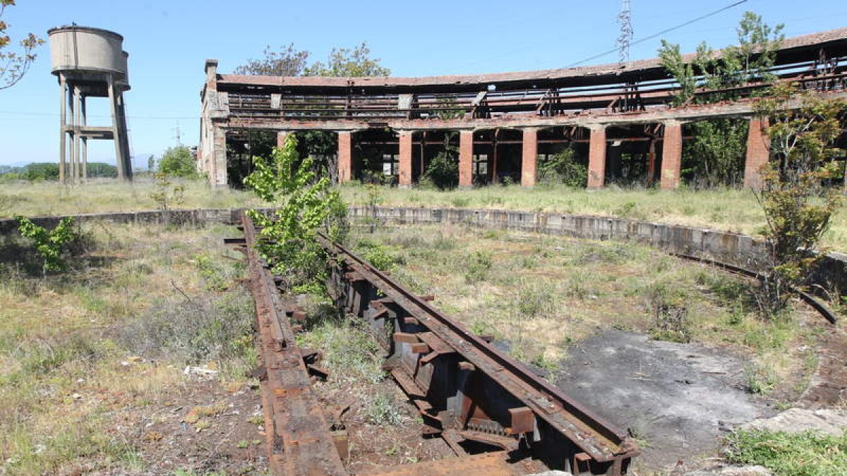 El puente giratorio, que se movía con un motor para distribuir las locomotoras en los hangares.
