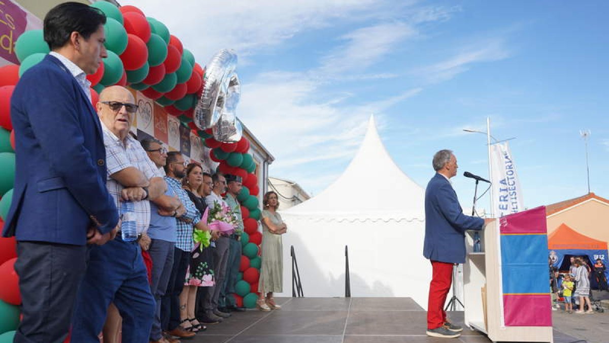 Imagen, ayer, del pregón inaugural de la Feria de Santa María del Páramo. J. NOTARIO