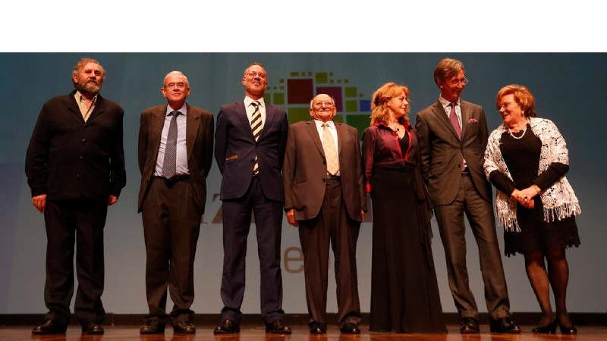 Los premiados y quienes les hicieron entrega de los premios, ayer en la apertura de la gala