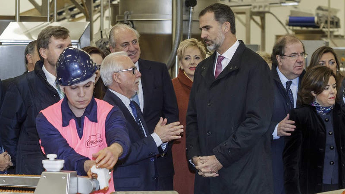 El rey, junto a Herrera y Sáez de Santamaría, visita las nuevas instalaciones de Campofrío. S. OTERO