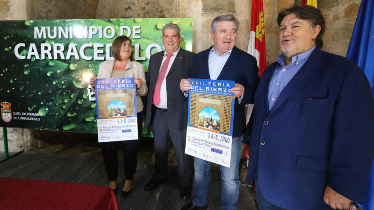 Díaz, Macías, Valcarce y Reguera, en la presentación en la sala capitular del monasterio. A. F. B.